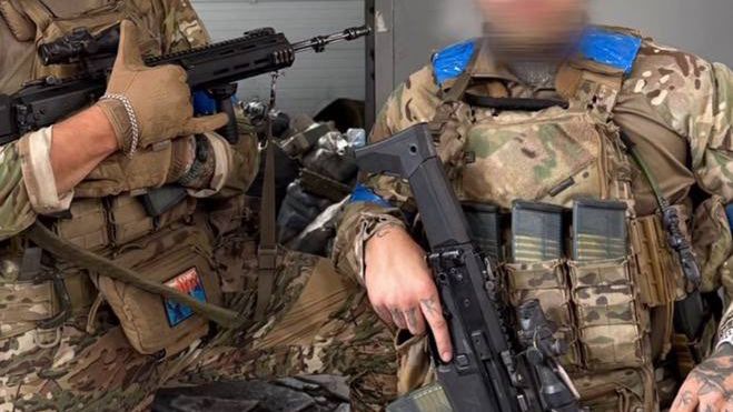 Ukraińscy żołnierze jednostek specjalnych z karabinkami Grot pozujący w rosyjskim mieście Sudża. 