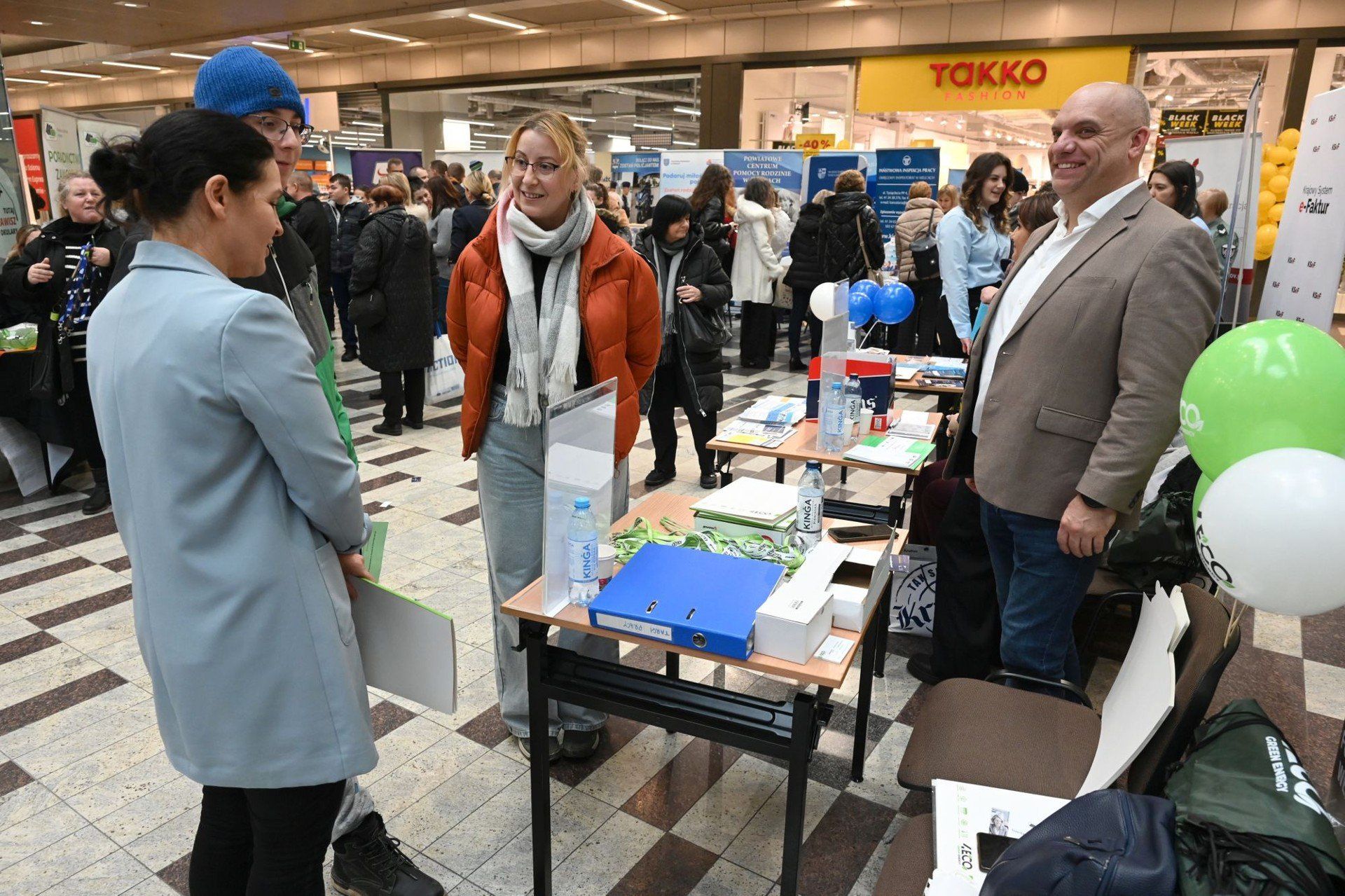 Wiele osób skorzystało również z okazji, by dowiedzieć się więcej o dostępnych szkoleniach i stażach zawodowych oraz poszerzyć swoją sieć kontaktów.