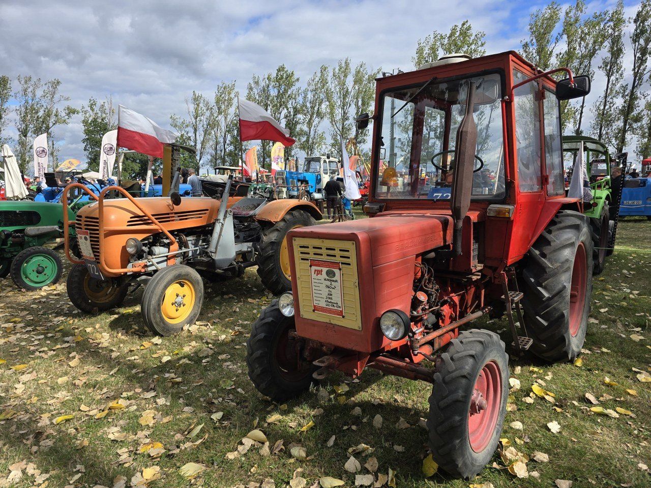 W Wilkowicach koło Leszna trwa Ogólnopolski Festiwal Starych Ciągników i Maszyn Rolniczych im. Jerzego Samelczaka
