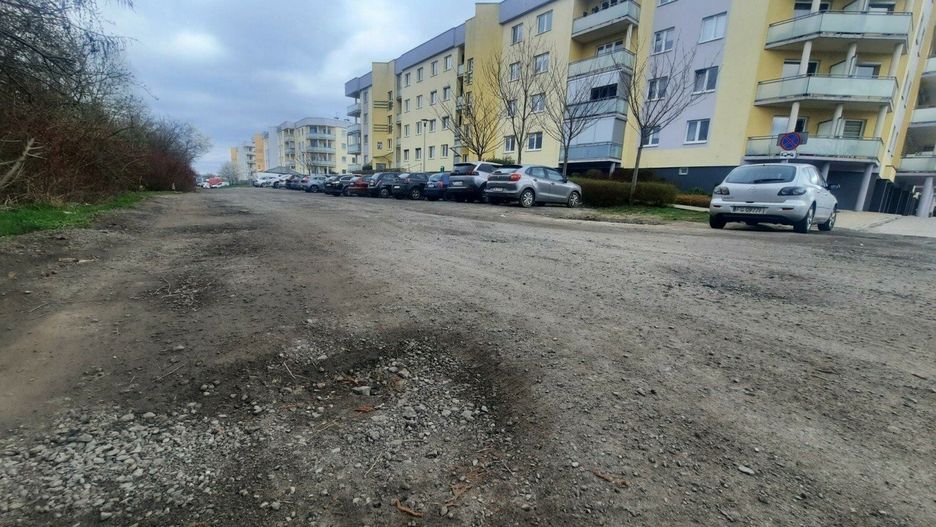 Część ulicy Okulickiego to dziś... zwykła droga gruntowa.