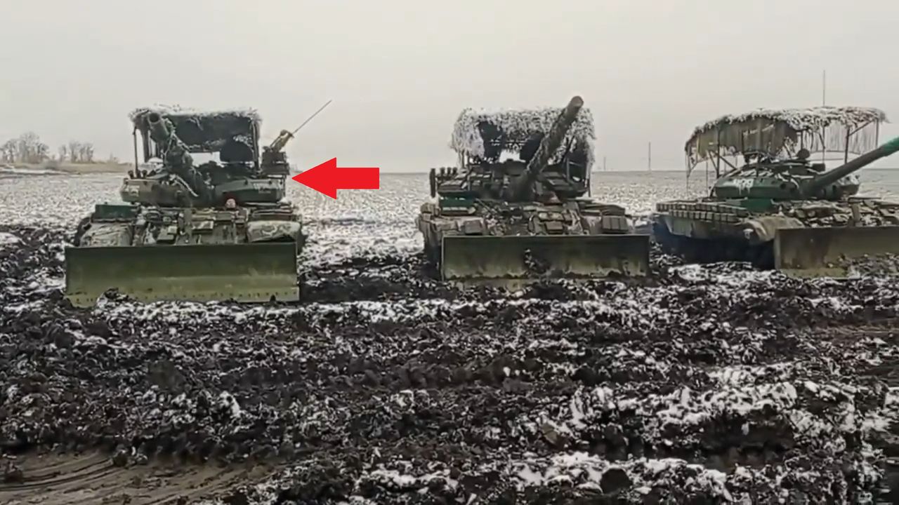 Russian tankers are presenting their T-62M/MW tanks to the commander. The specimen on the left was destroyed shortly after.
