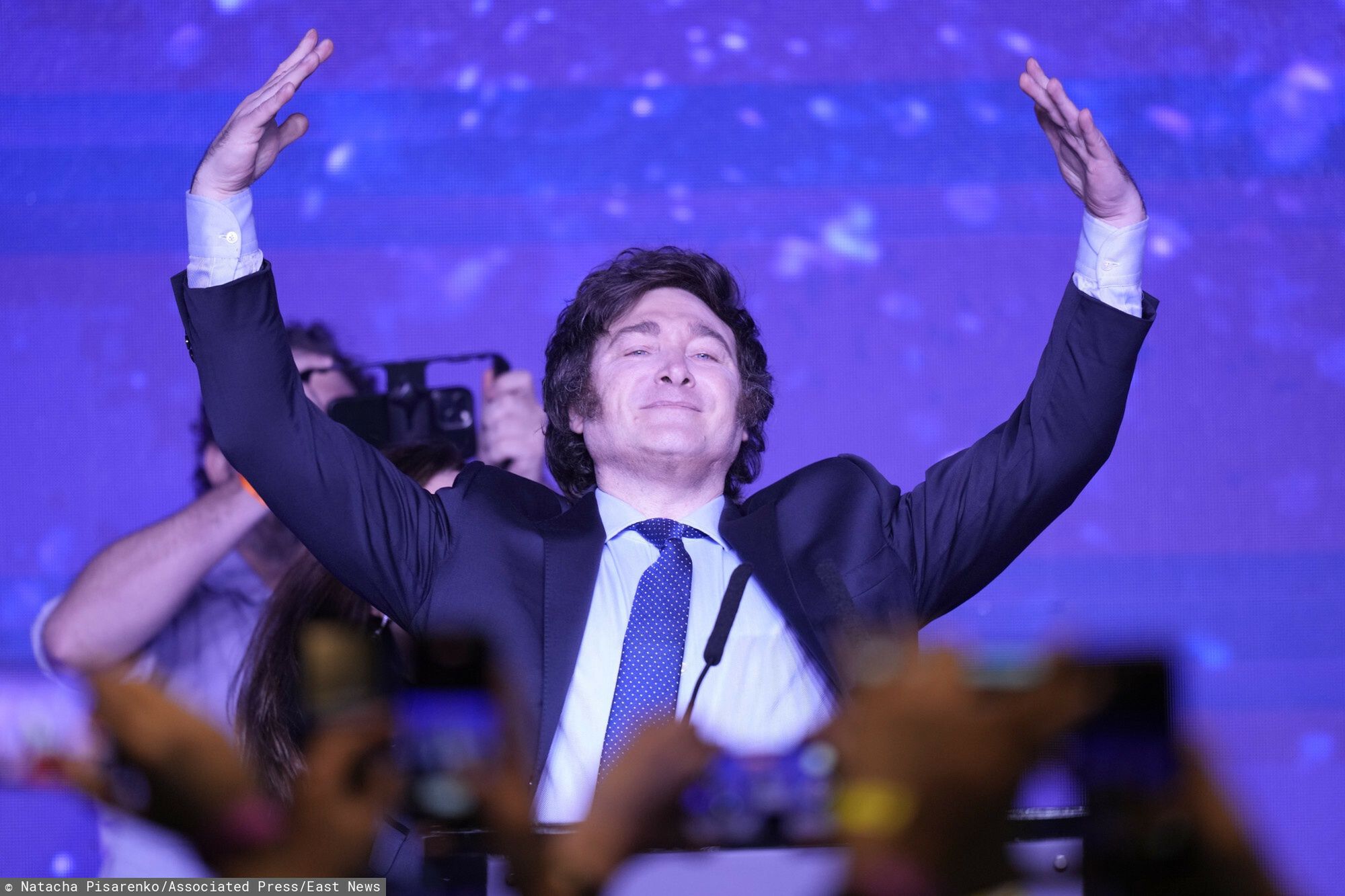 Archiwum zagraniczne East News 2023-08Javier Milei, presidential candidate of the Liberty Advances coalition, raises his arms at his campaign headquarters after polling stations closed during primary elections in Buenos Aires, Argentina, Sunday, Aug. 13, 2023. (AP Photo/Natacha Pisarenko)Natacha Pisarenko