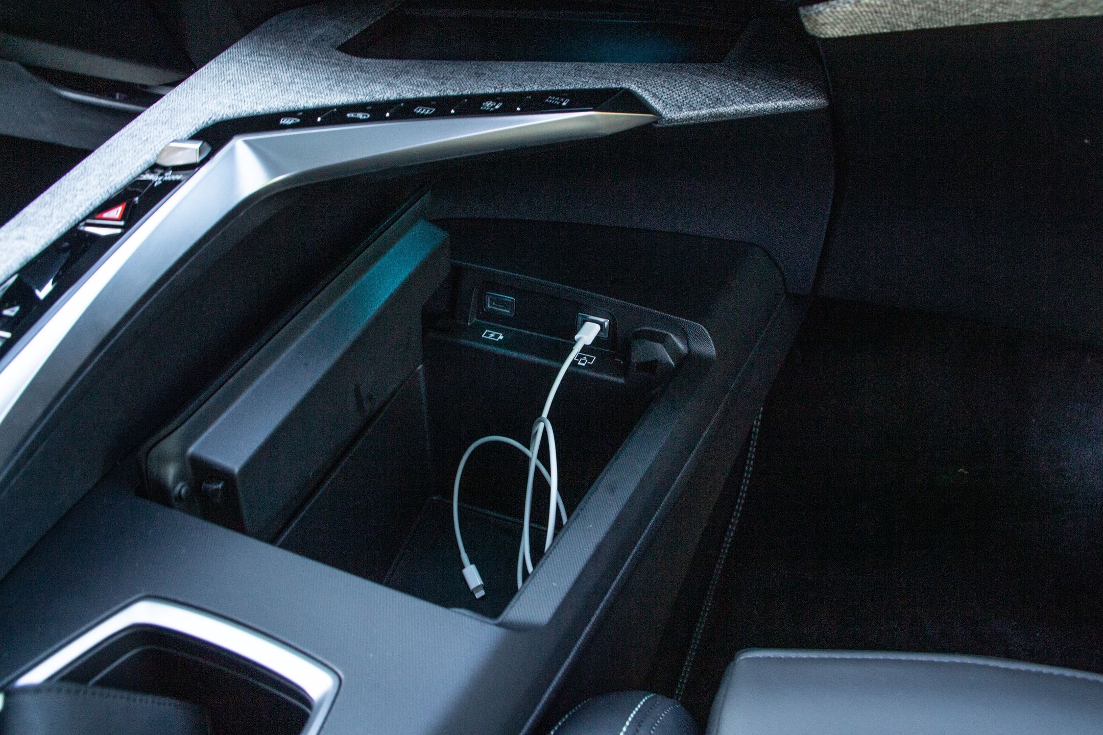 Peugeot e-5008