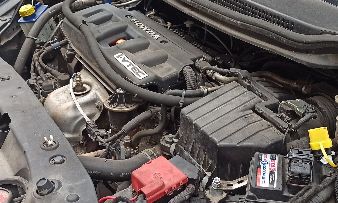 This is what it looks like under the hood of the Honda Civic VIII