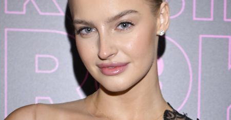 Pisarek na gali "Glamour" zrobiła furorę. Odsłoniła jedną połowę ciała