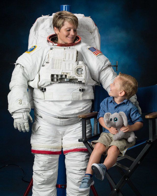 Astronautka NASA wzięła ze sobą na sesję swojego 4-letniego synka. Te zdjęcia rozgrzeją wasze serca 6