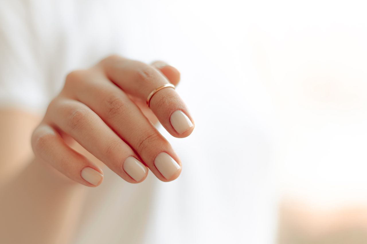 Minimalistyczny manicure jest najgorętszym hitem tego lata.