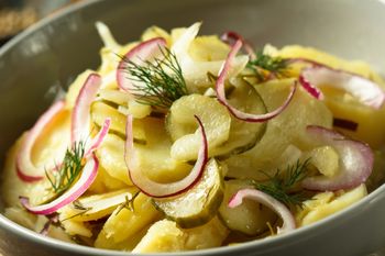 Z kiszonych robię sałatkę. Do pieczonego kurczaka lepsza niż ta z kapusty