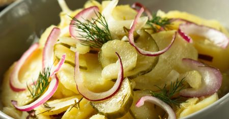 Z kiszonych robię sałatkę. Do pieczonego kurczaka lepsza niż ta z kapusty