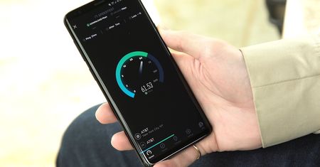 Samsung Galaxy S9 lepszy od iPhone'a X w teście szybkości pobierania danych
