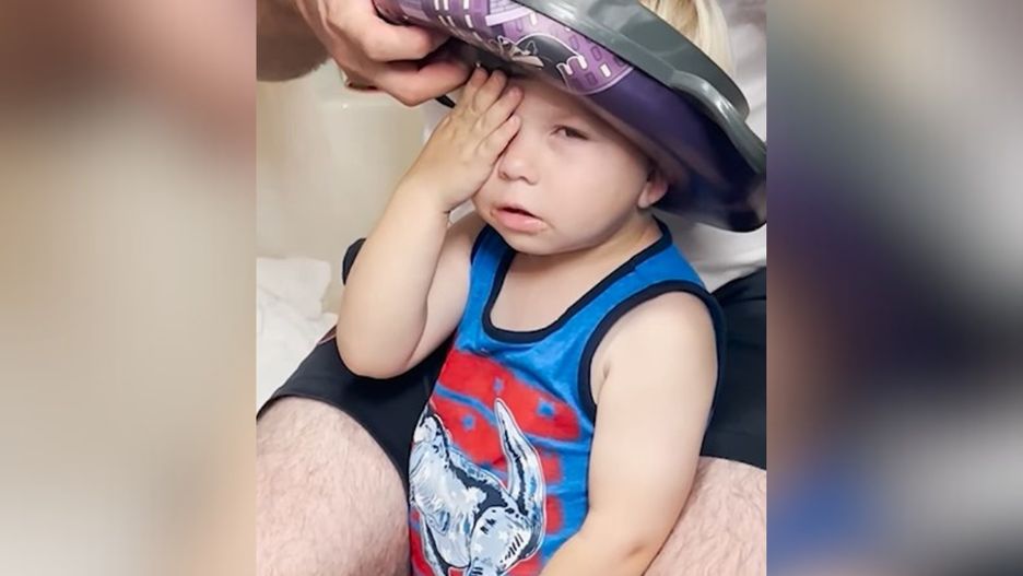 Zabawne nagranie. Chłopiec założył na głowę nakładkę toaletową