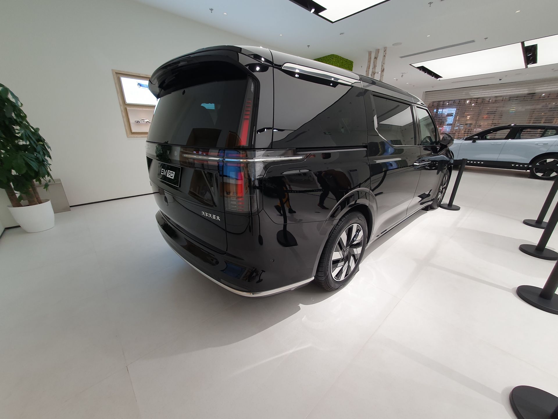 Volvo EM90