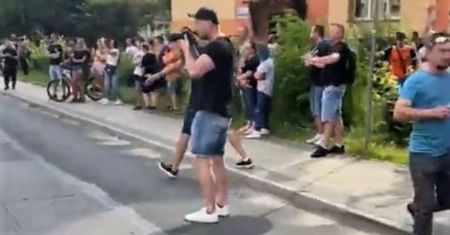 Gorąco pod komisariatem w Lubinie. Tłum rzuca jajkami i kamieniami