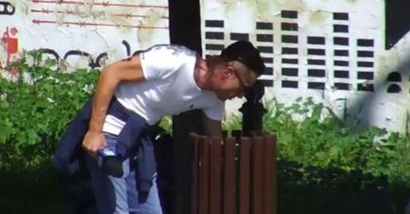 Reporter TVP 3 Lublin rozsypał śmieci na trawnik i został zwolniony. Kim jest Tomasz Zalewa?