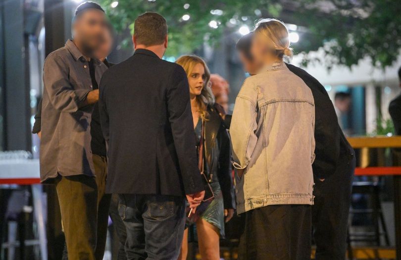 Olga Kalicka bawi się na mieście ze znajomymi