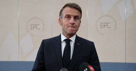 Francja bez premiera. Macron daje 48 godzin