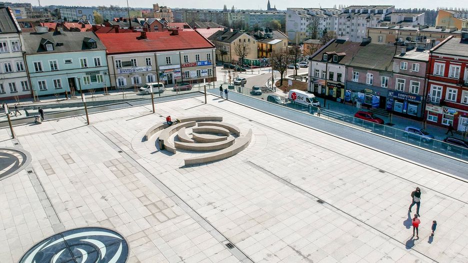 Rynek w Kutnie po "rewitalizacji" to tylko jeden z wielu przykładów betonozy w polskich miastach