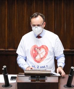 Burza po wystąpieniu Rzecznika Praw Dziecka. Chodzi o koszulkę