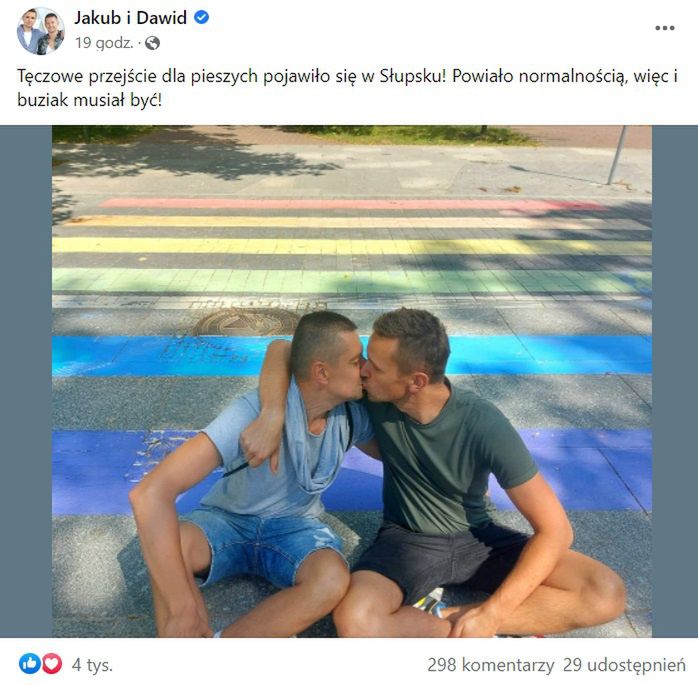 Jakub i Dawid zrobili sobie zdjęcie na przejściu dla pieszych w Słupsku