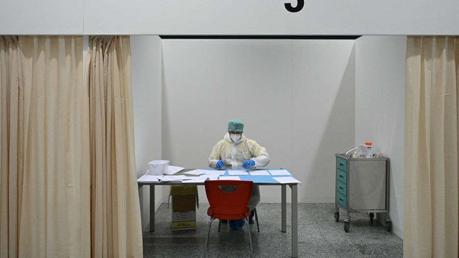 arch45
TOPSHOT - A medical worker works in the test area at Malpensa Airport in Milan on 3 April 2021, as passengers are to arrive to undergo a rapid swab test for Covid-19 after disembarking from the first "Covid-tested" and "quarantine-free" flight from New York to northern Italy. (Photo by Piero Cruciatti / AFP)
PIERO CRUCIATTI