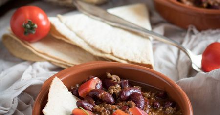 Konkurencja dla chilli con carne. Przepis na rozgrzewający gulasz z fasolą i mięsem