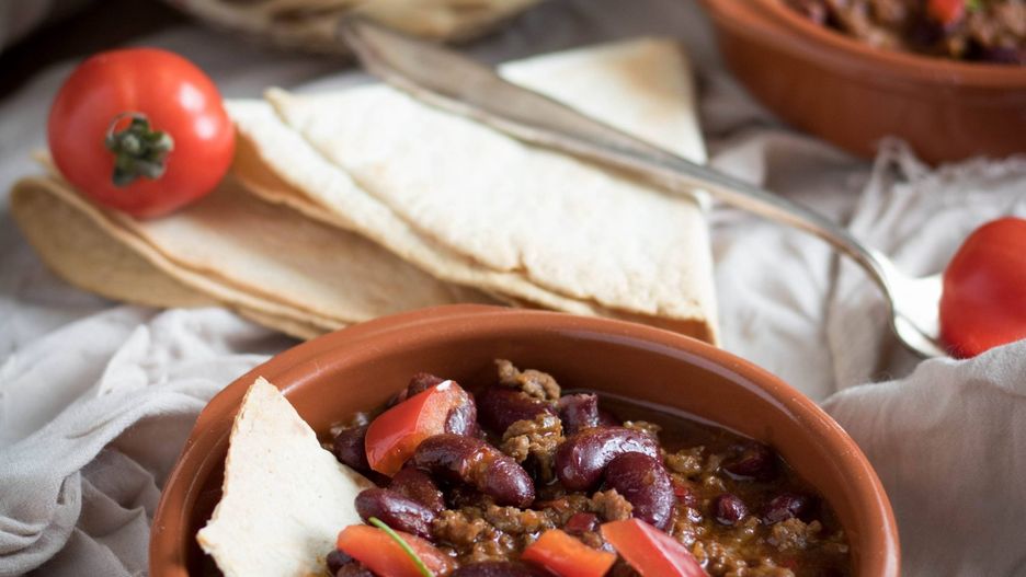 Konkurencja dla chilli con carne. Przepis na rozgrzewający gulasz z fasolą i mięsem