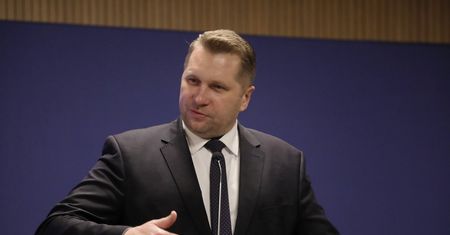 "Lex Czarnek" wraca? "Czarnkowi chodzi o to, żeby do polskiej szkoły wysłać swoich"