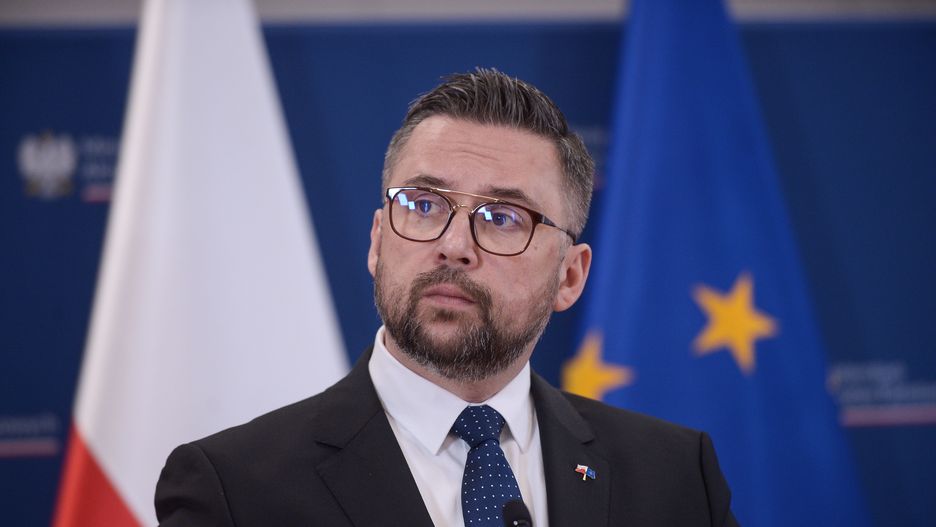 Warszawa, 18.03.2024. Wiceminister aktywów państwowych Marcin Kulasek podczas konferencji prasowej w siedzibie Ministerstwa Aktywów Państwowych w Warszawie, 18 bm. Spotkanie dot. środków dla Polski w ramach programu UE o wspieraniu produkcji amunicji 155 mm. (jm) PAP/Marcin Obara
