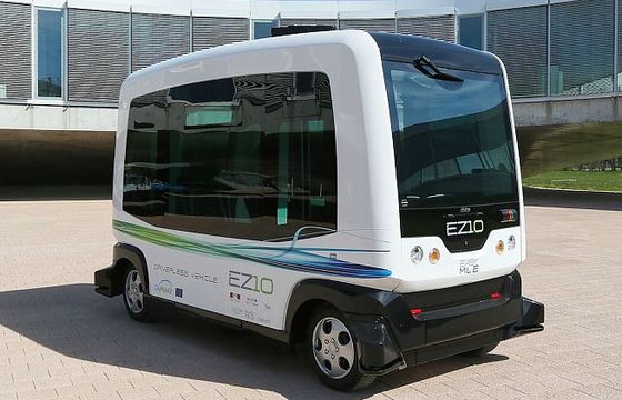 Holendrzy testują pierwszy samosterujący autobus: sześciu pasażerów i 25 km/h (wideo)