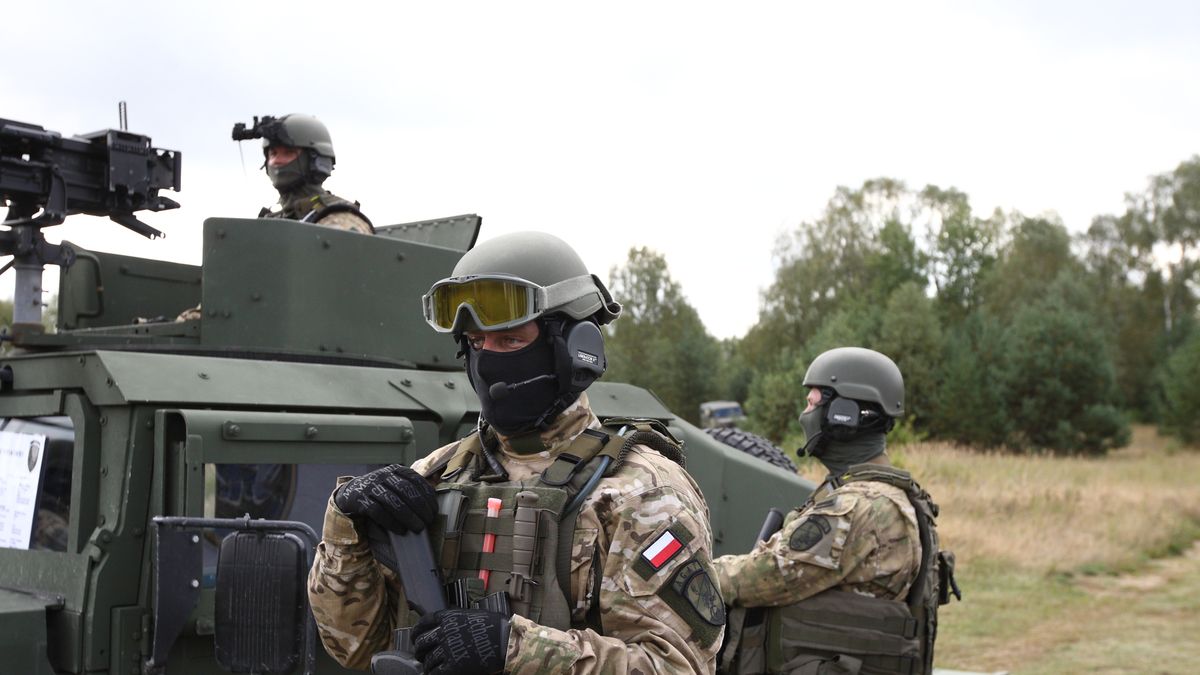 Noble Sword-14 NATO international special forces exercise in Oleszno, Poland
Oleszno, Poland 9th, September 2014 Nobel Sword-14 NATO international special forces exercise at the land forces training centre in Oleszno. 15 countries participate in "Noble Sword-14" : Croatia, Estonia, France, the Netherlands, Lithuania, Germany, Norway, Poland, Slovakia, Slovenia, the USA, Turkey, Hungary, Great Britain and Italy. Polish special forces unit AGAT operators take part in the exercise (Photo by Michal Fludra/NurPhoto) (Photo by NurPhoto/Corbis via Getty Images)
NurPhoto
North Atlantic Treaty Organization:CB2, exercising:CB2, United States Marine Corps:CB2, soldier:CB2, special forces:CB2, uniform:CB2, mask:CB2, terrorist:CB2, Poland:CB2, zolnierze:CB2, cwiczenia:CB2, poligon:CB2, zolnierz:CB2, formoza:CB2, polish special forces:CB2, special unit:CB2, antyterrorysci:CB2, oleszno:CB2, drawsko pomorskie:CB2, komandos:CB2, komandosi:CB2, wojska specjalne:CB2, noble sword-14:CB2, agat:CB2, batalion parasol:CB2, na poligonie:CB2, separatysci:CB2, zakladnicy:CB2, zakladnik:CB2