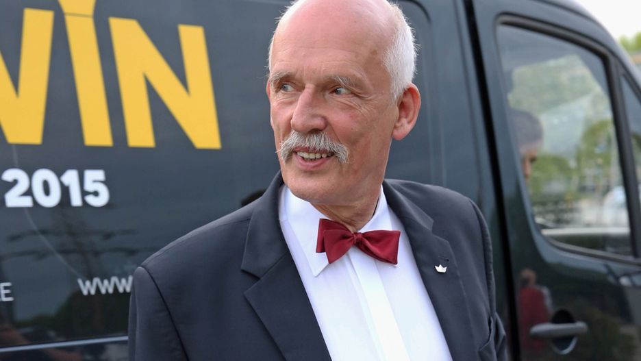 Janusz Korwin-Mikke odrabia lekcje z dziećmi