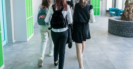 Mundurki wracają do szkół? MEN zabrał głos