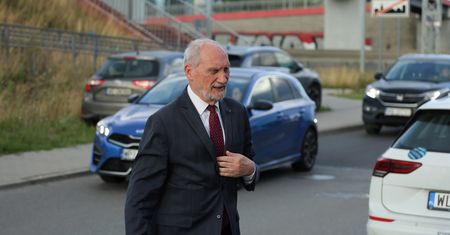 Zamieszanie ws. wniosku o uchylenie immunitetu Macierewicza