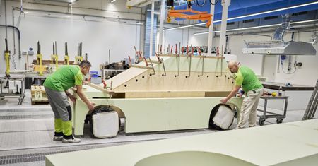 Tajny warsztat produkcyjny. Tu powstają pierwsze auta