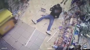 Skakał po samochodach, a później urządził demolowanie sklepu. Policjanci obezwładnili 29-latka