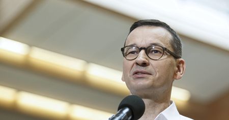 "Pół miliona plus". Premier zapowiada wsparcie dla gmin i powiatów