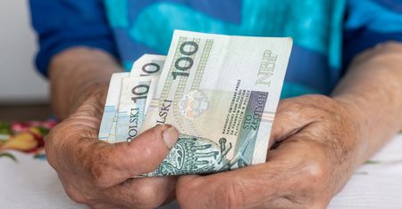 Dostaje 37 tys. złotych emerytury. 90-latka należy do rekordzistek