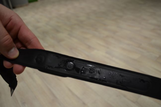 Zdjęcie zwilżonego wodą pasa transmisji danych. Autor: Grzegorz Wichrzycki