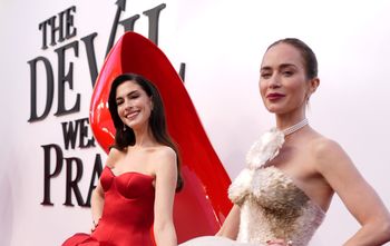 Tak dziś wygląda luksusowy makijaż. Hathaway i Blunt na premierze "Diabła"