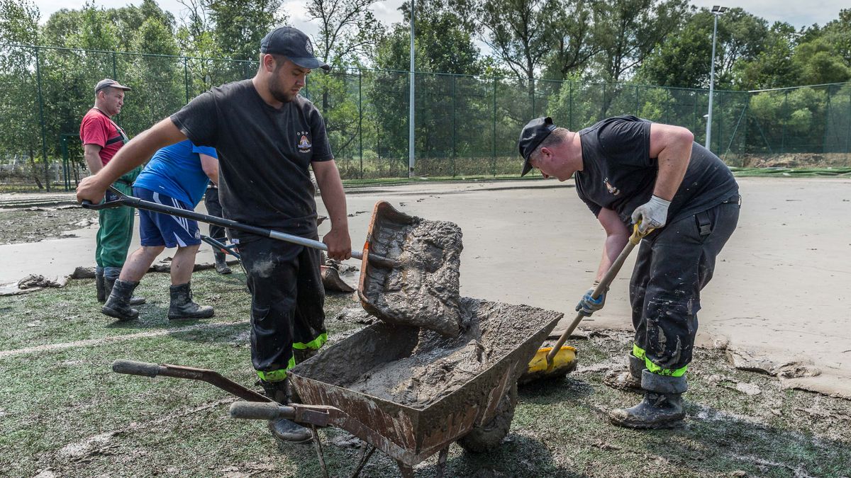 27.06.2020 MANASTERZ ( WOJ. PODKARPACKIE )SKUTKI POWODZI, KTORA PRZESZLA PRZEZ POWIAT PRZEMYSKI 26 CZERWCA N/Z USUWANIE SKUTKOW POWODZI - BOISKO SZKOLNE ORLIK W MANASTERZU STRAZ POZARNA STRAZACY OSPFOT  / FOTONEWS
