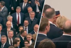 Duda miał problem z wyjściem. Tłum na schodach Sejmu