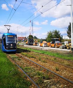 Wrocław. Samochód na torowisku. Problemy z tramwajami na Legnickiej