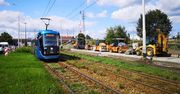 Wrocław. Samochód na torowisku. Problemy z tramwajami na Legnickiej