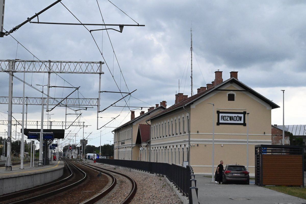 Parowóz stoi przy zmodernizowanym dworcu kolejowym w Rozwadowie