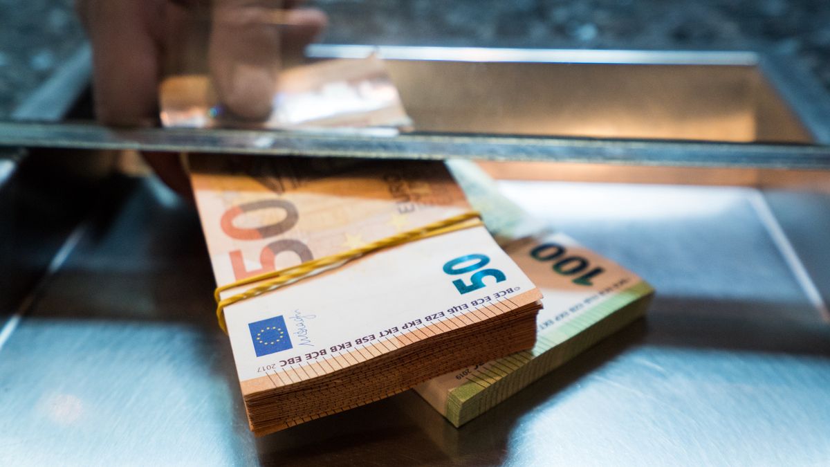 Kursy walut NBP 19.10.2020 Poniedziałkowy kurs euro, funta, dolara i franka szwajcarskiego