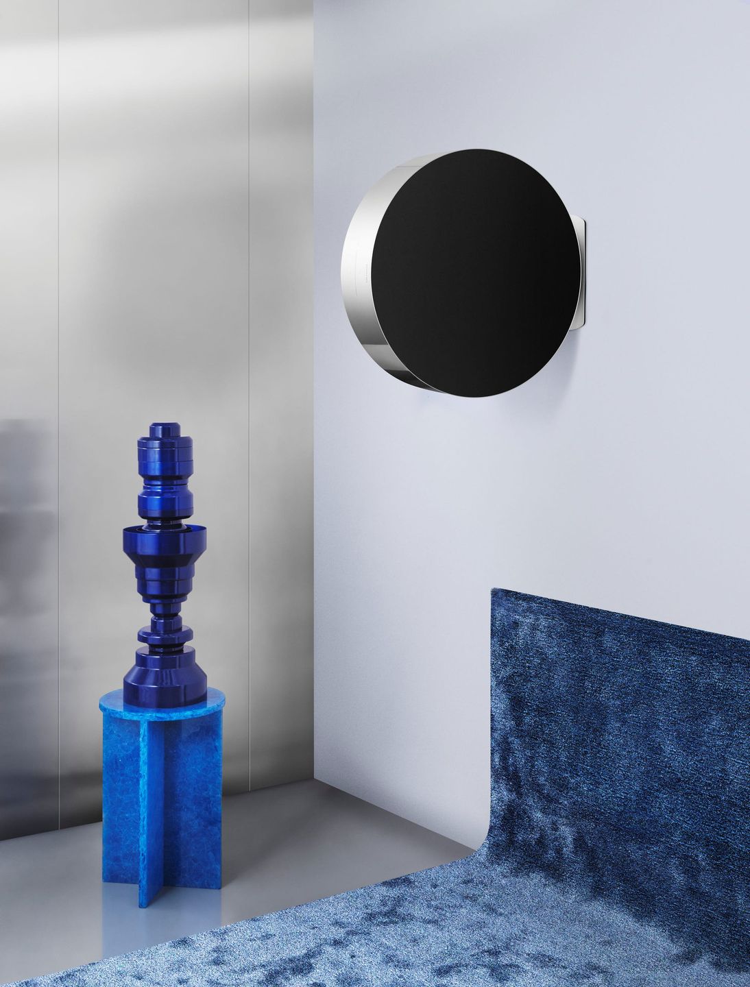Okrągły głośnik Bang & Olufsen Edge. Aby sterować muzyką, przetocz go po podłodze 4