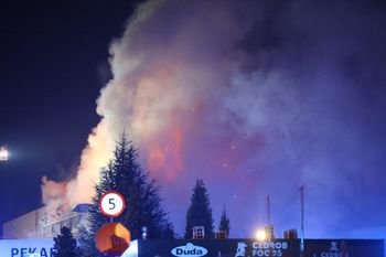 Potężny pożar hali zakładów mięsnych w Sosnowcu. 171 strażaków i 57 wozów strażackich w akcji