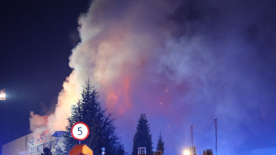 Pożar hali magazynowej w Sosnowcu. Na miejsce udają się liczne jednostki ze Śląska i Zagłębia