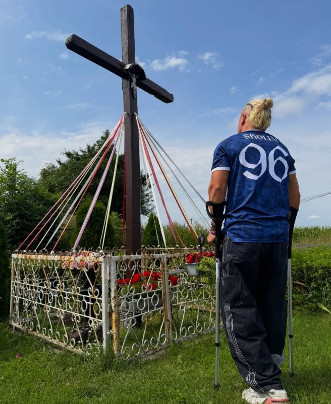 Skolim modli się przy kapliczce
