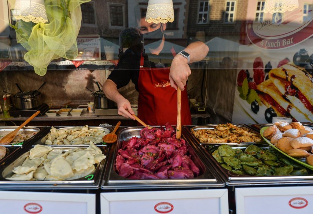 Można kupić jedzenie z food trucka, ale nie można go zjeść na zewnątrz